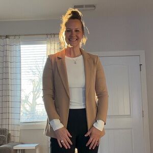 Meet your Posher, Alicia